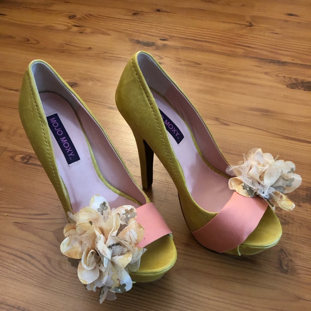 Green 6 inch platform with flower